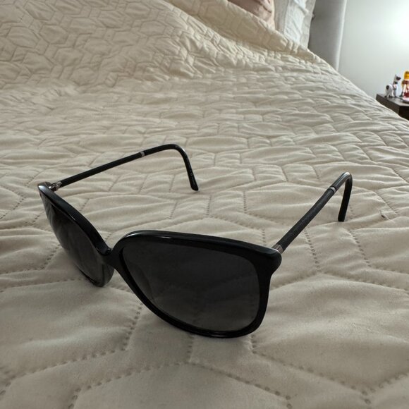 Burberry sunglasses with case and cloth - Picture 3 of 7